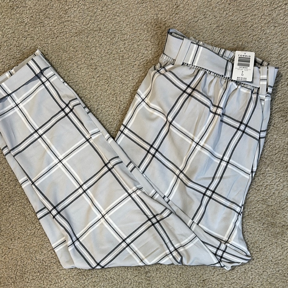 NWT torrid gray and white plaid pants. Size 0. Tie front.